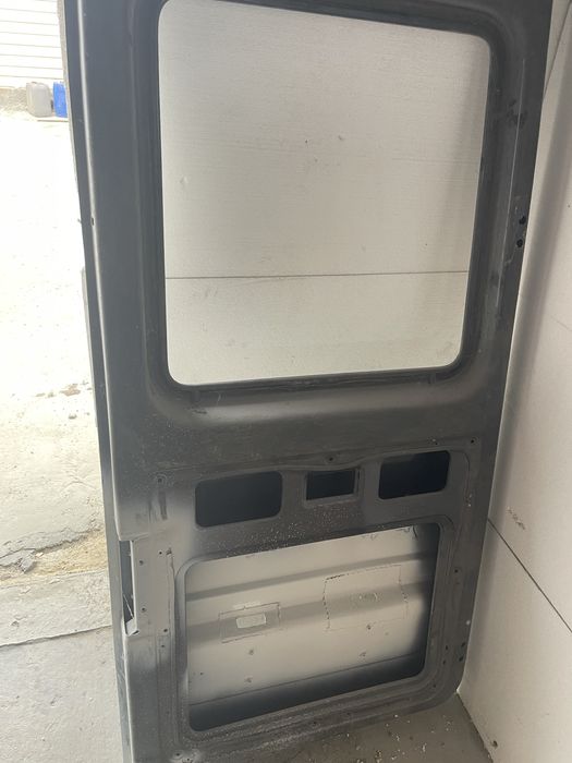 Продам задні двері на спрінтер низькі