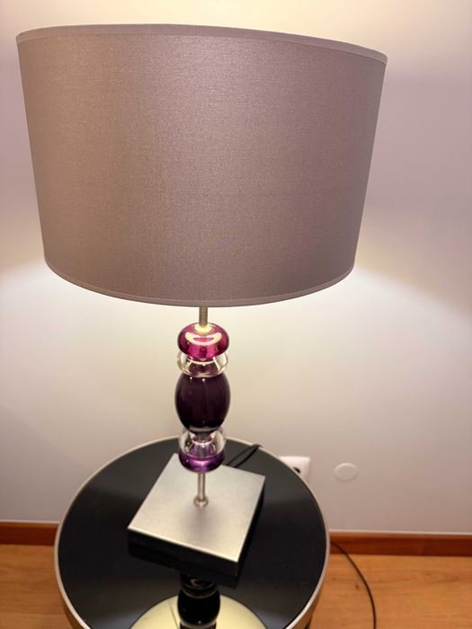 Candeeiro de mesa em tons prateado e rosa