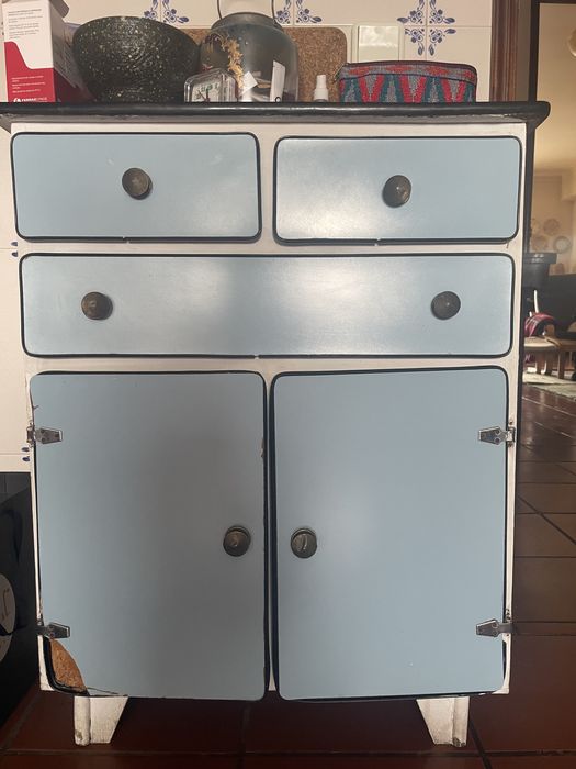 Pequeno armario  de fórmica