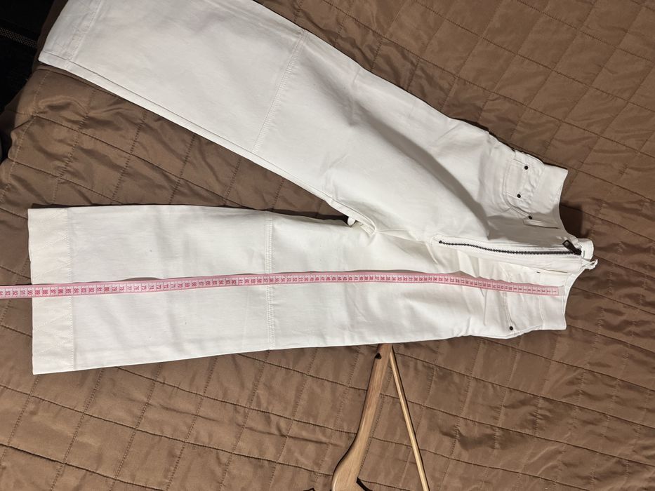 Бавовняні штани від бренду Mango