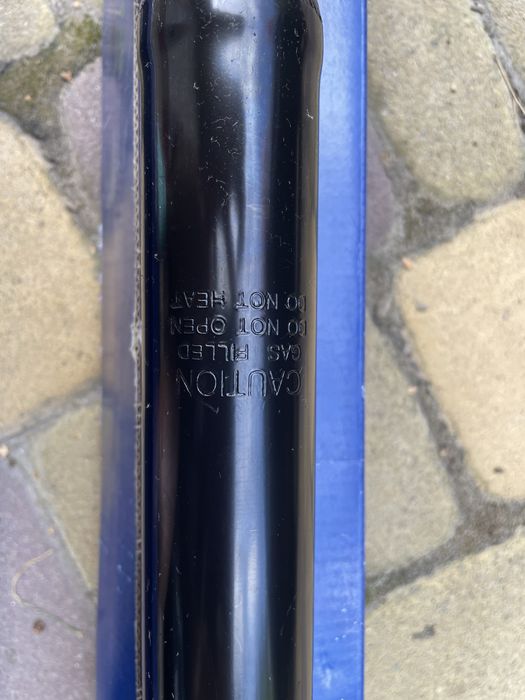 Амортизатор залній на Kia Rio