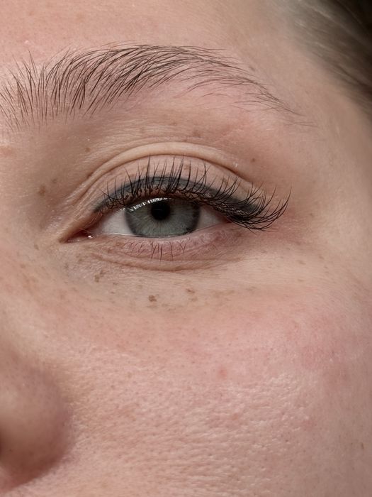 Stylizacja rzęs 1:1 – naturalny efekt | Skarbimierz Osiedle