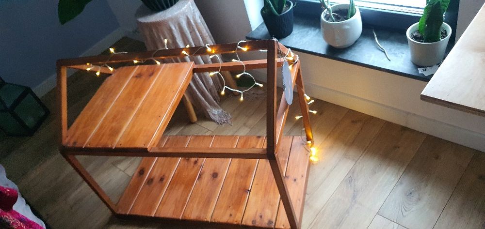 Duży domek dla lalek, kwietnik