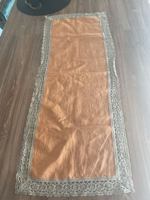 Bardzo elegancki polski obrus z koronką