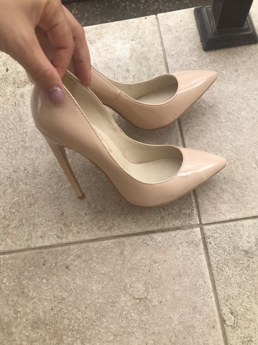 Бежеві туфлі лодочки