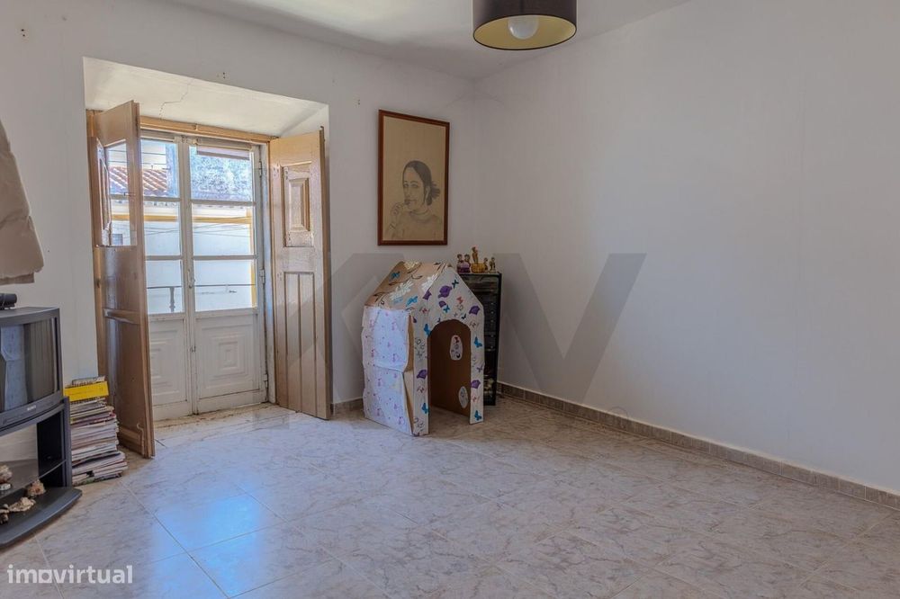Moradia com 12 Divisões e Terreno de 1119m2 - Centro de Vila Viçosa