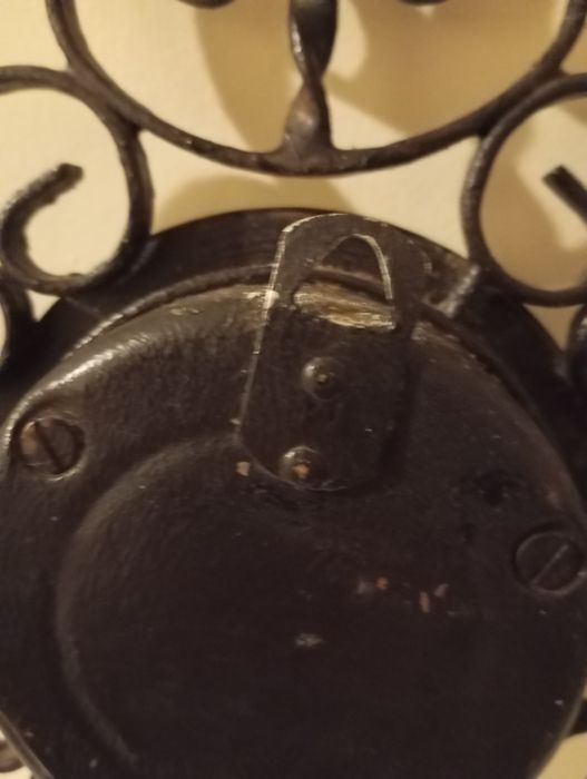 Barómetro antigo de parede com ferro forjado