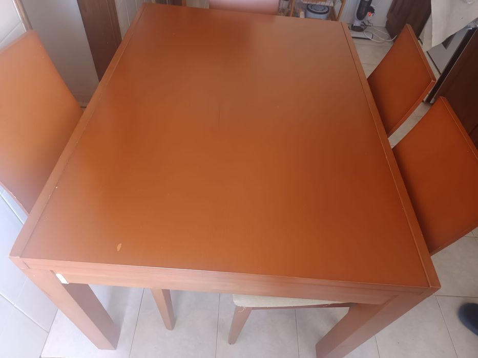 Mesa de cozinha com 5 cadeiras extensível