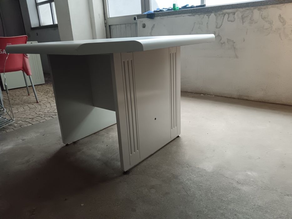 Vendo mesa de reuniões marca Levira
