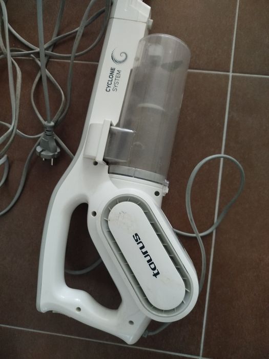 Aspirador Taurus vertical com fio