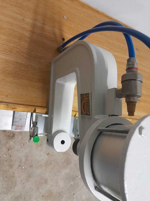 Máquina de pregar molas.