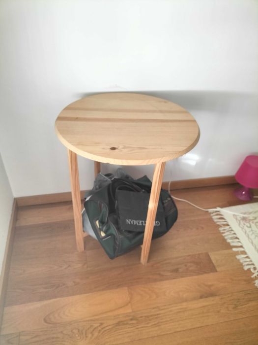 Mesa redonda com camilha