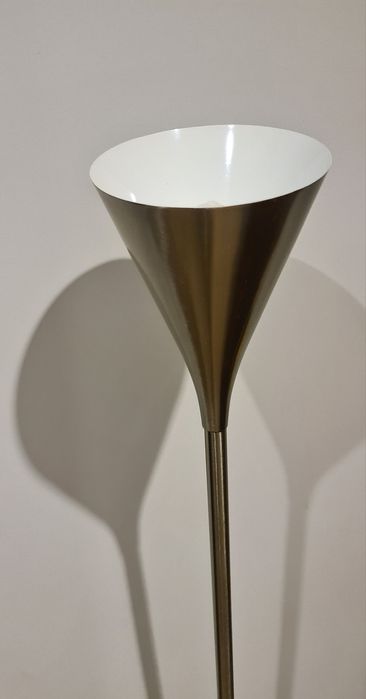 Srebrna lampa stojąca