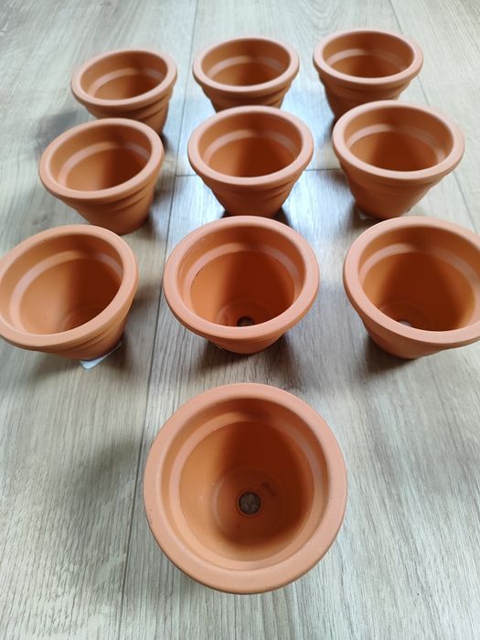 Małe doniczki ceramiczne
