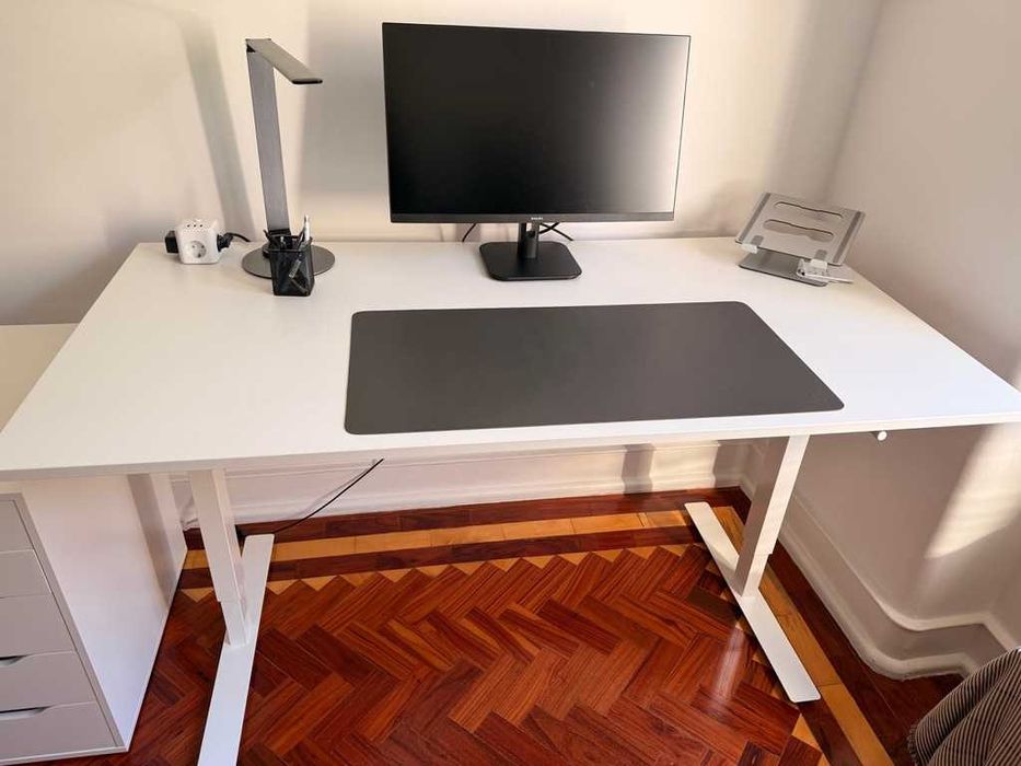 Mesa de escritório com altura ajustável e cadeira de escritório