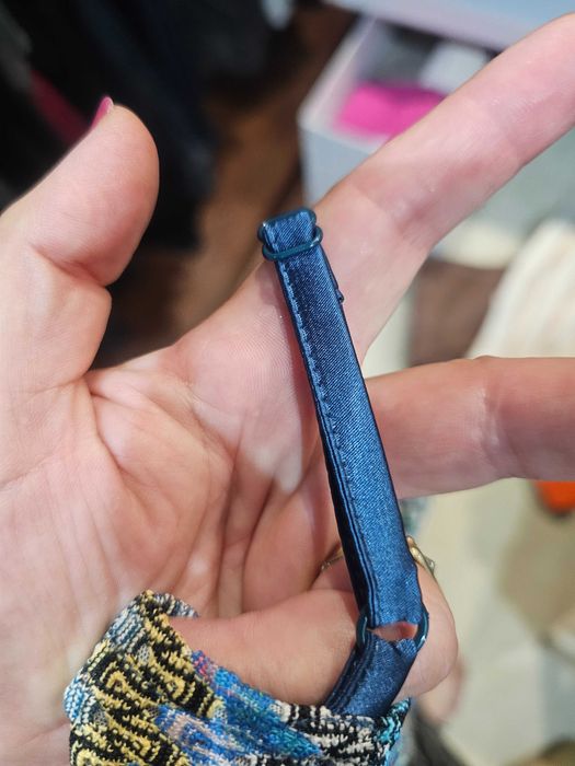 T-shirt alças tipo Missoni.