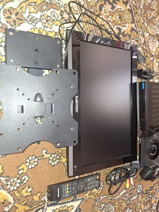 Продаю телевізор 18дюймів з приставкою Т-2 трімакс з записом на флешку,цифровою антеною та кріпленням на стінку