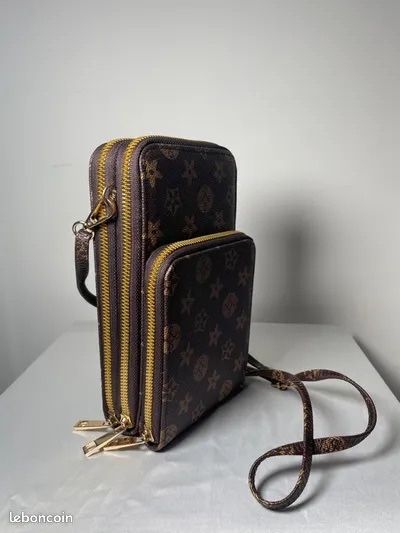 Жіноча коричнева сумка-гаманець.