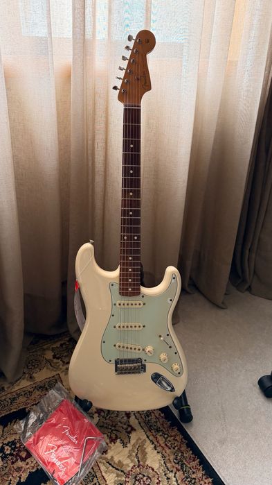 Fender Stratocaster Vintera 60's modified Olympic White + Fender Wood Case (tudo como novo)