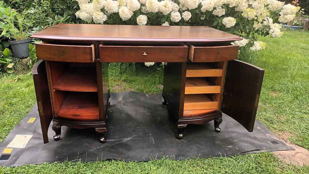 Stare masywne biurko dwustronne z drewna mahoniowego