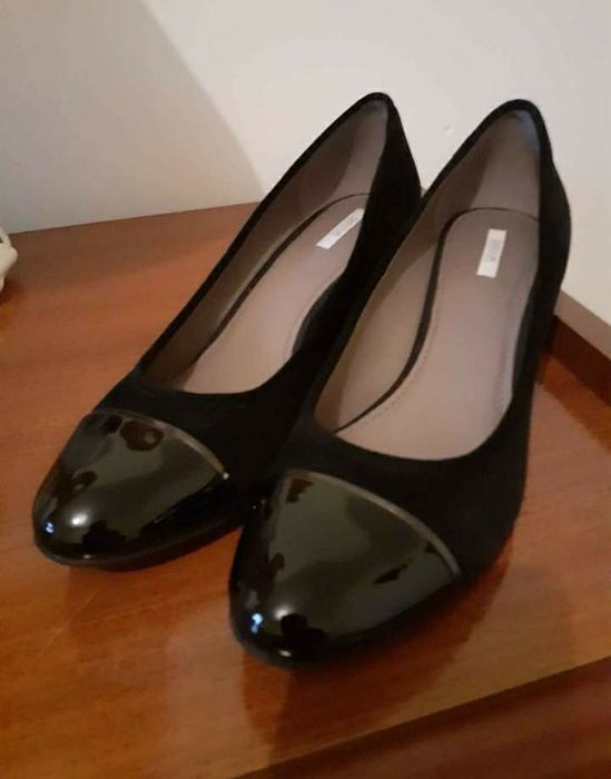 Sapatos cunha pretos