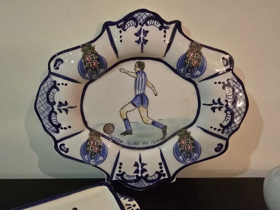 Artigos em cerâmica alusivos ao FCPorto pintados à mão. 
Preço para o