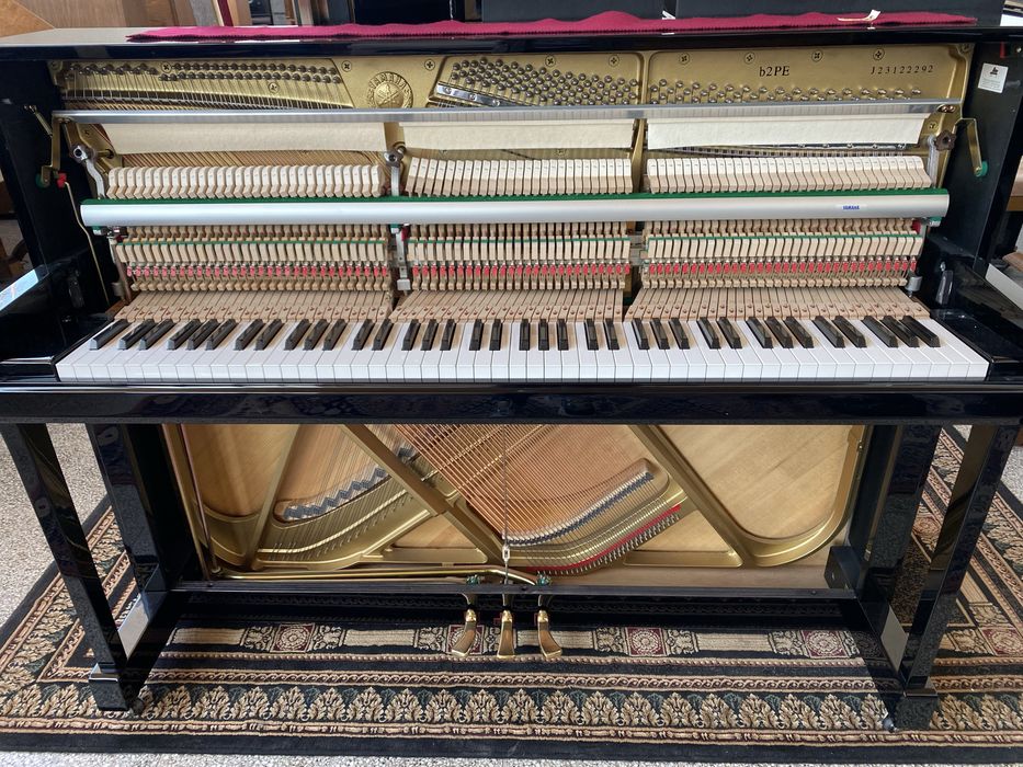 Piękne, czarne pianino Yamaha B2