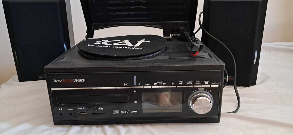 Aparelhagem gira discos .