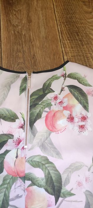 Кофта з бантами  TED Beker з яскравим принтом .