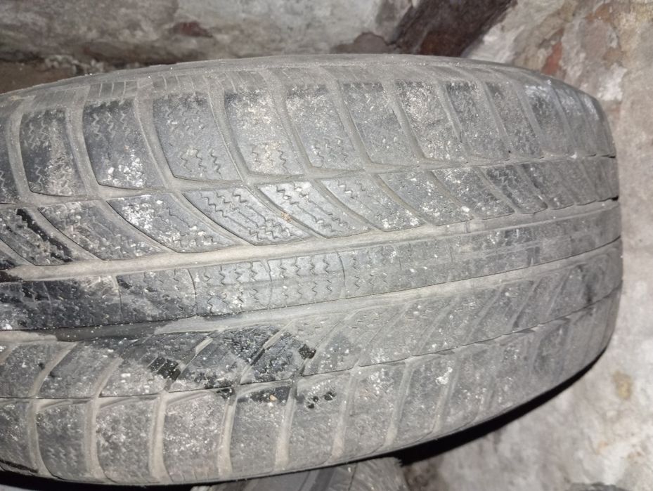 Продам два разных колеса Мерседес.