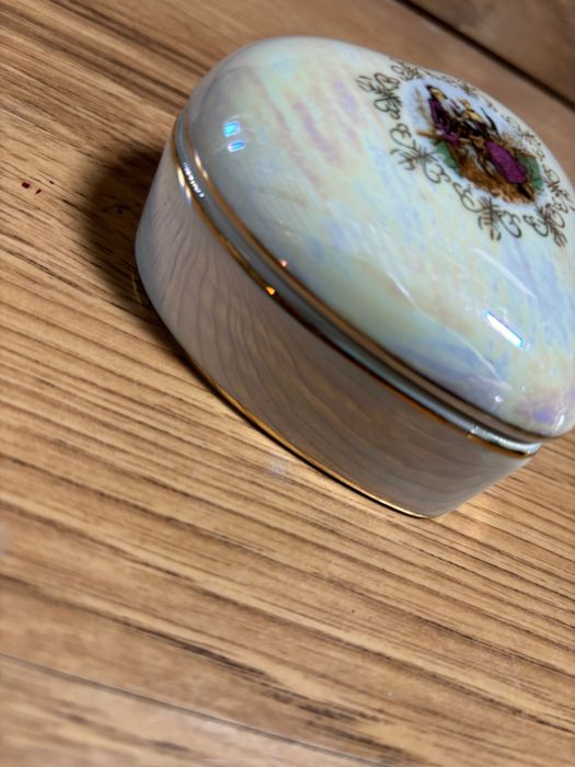 Szkatułka ceramiczna .