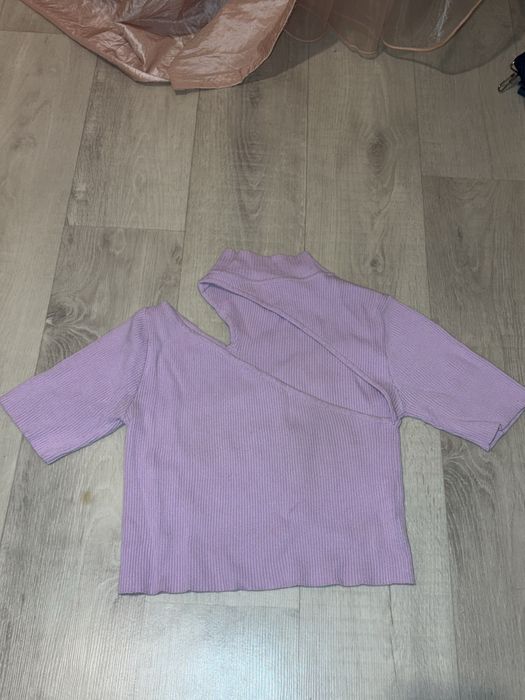 Топ з розкіром.