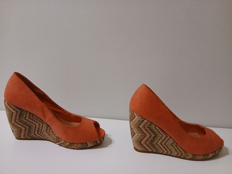 Sapatos cor salmão, com cunha colorida