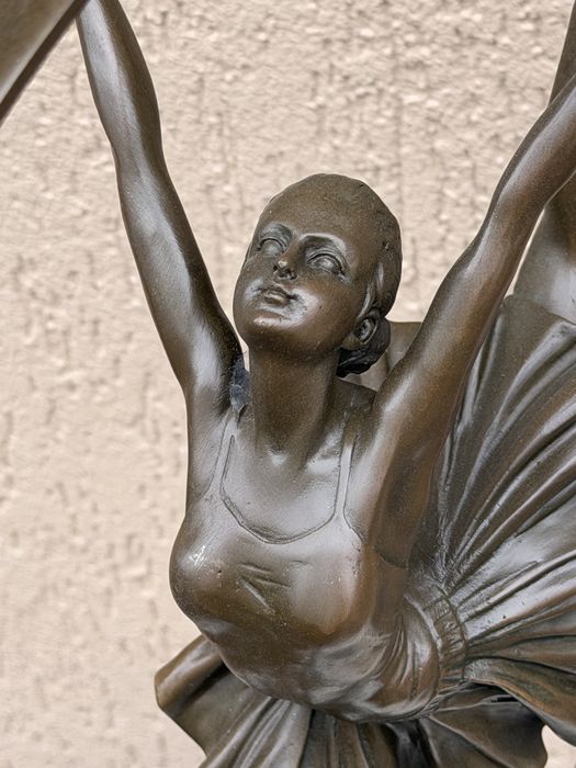 Baletnica tancerka rzeźba z brązu sygnowana