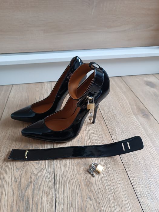 Czarne lakierowane szpilki z paskiem