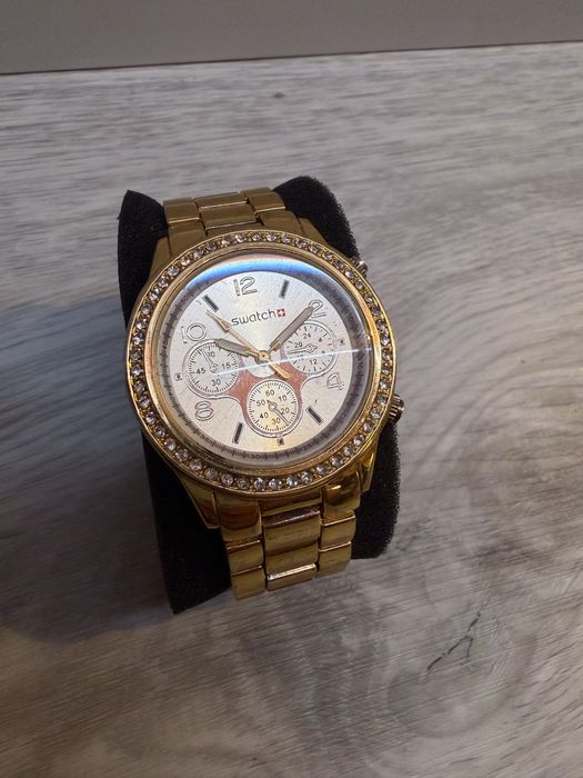 Relógio Swatch Irony Chrono Dourado com Cristais