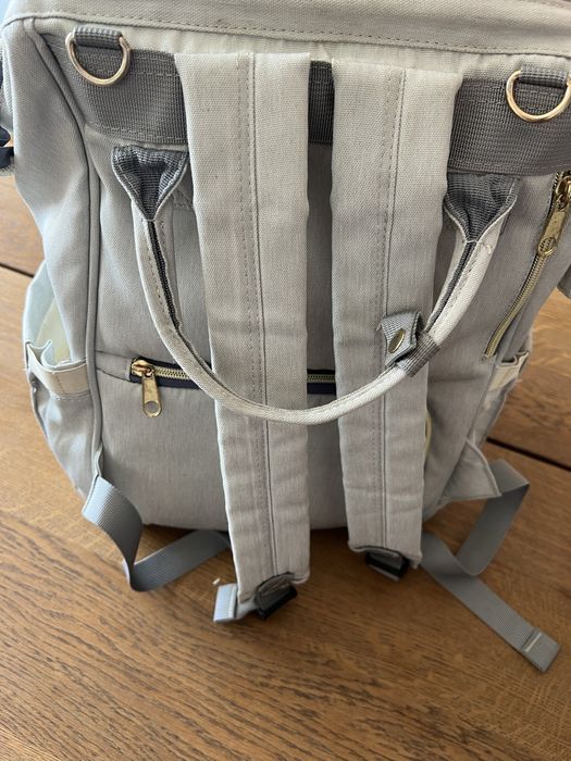 Mochila de maternidade cinza
