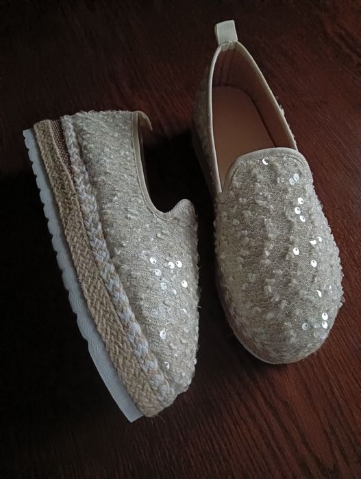Nowe beżowe espadryle damskie z cekinami