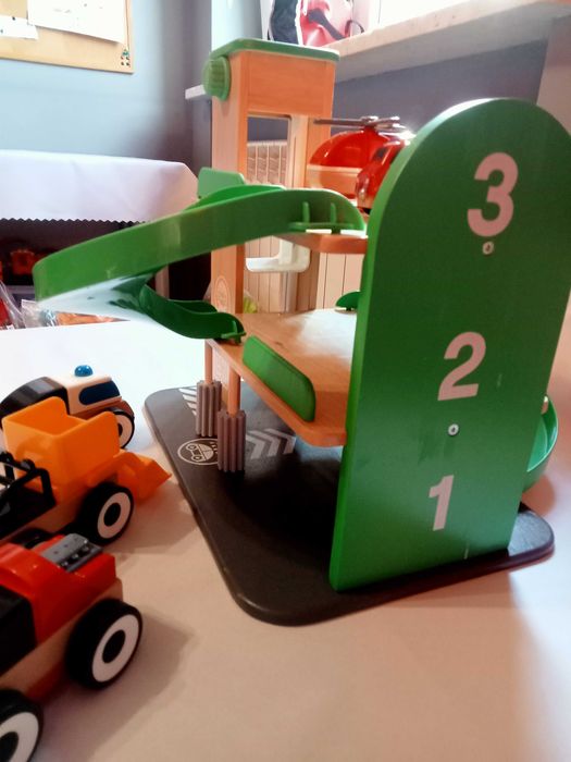 Drewniany parking ze zjazdami i windą