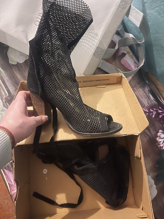 Босоніжки на каблуку