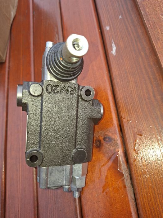 Rozdzielacz hydrauliczny zageszczarki