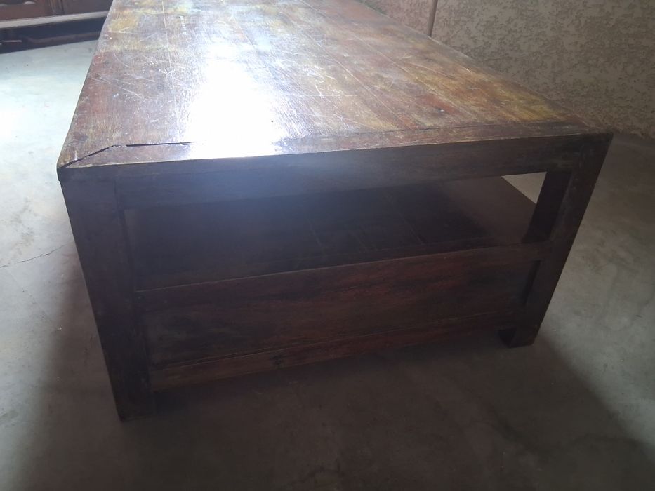 Mesa de Centro Rústica em Madeira Maciça com Gavetas