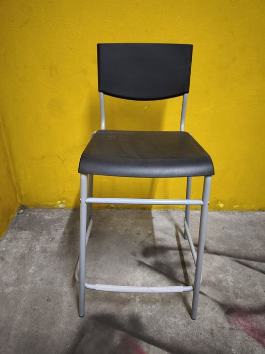 Banco Alto com encosto cinza/preto 63 cm