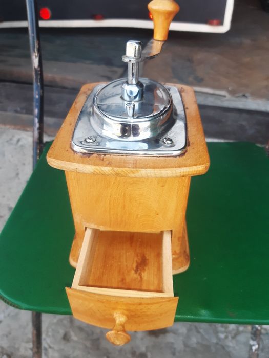 Кофемолка ручная,деревянная.