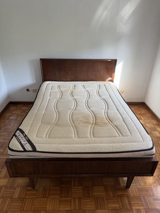 Cama c/ colchão + cómoda