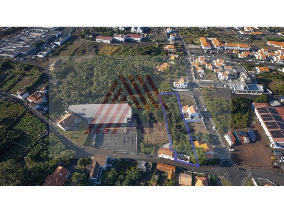 Plot of Land with Ruin in the Center of Madalena Village