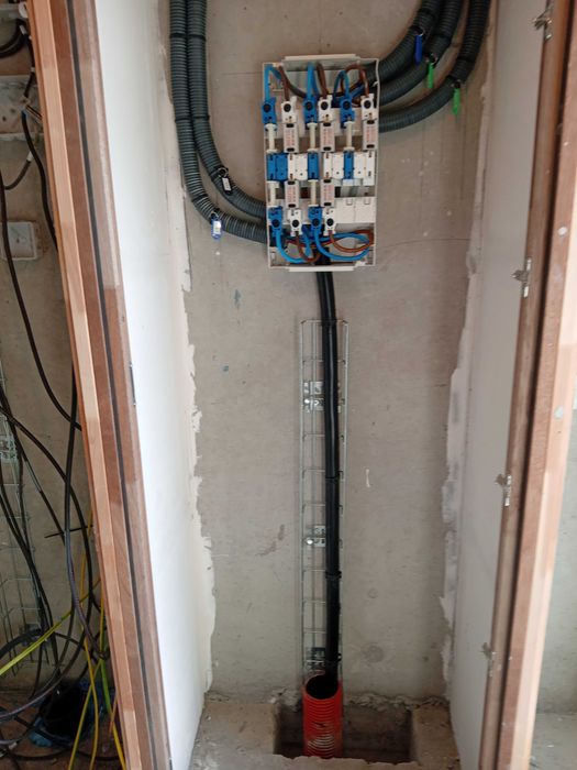 Eletricidade nova e renovacao trabalhow de pladur juntas e pintura