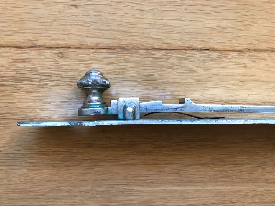 Fecho antigo para porta em metal