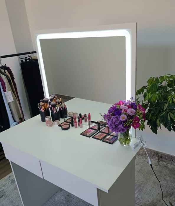 Nowoczesna duża toaletka z regulacją światła