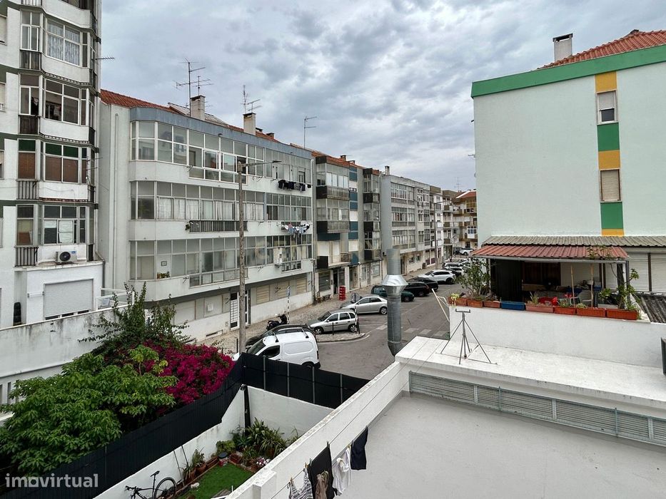 Apartamento T3 na avenida principal de Corroios - Oportunidade Única!